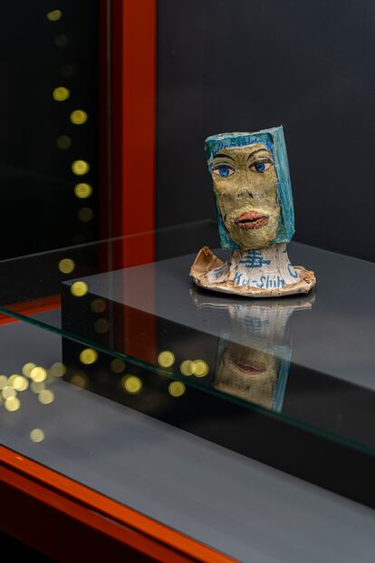 Vista de la exposición 'Loving the alien', en La Casa Encendida, Madrid, con una obra de Ovartaci. 