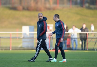 Guardiola charla con Ribery durante un entrenamiento.