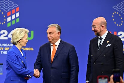 Ursula von der Leyen, presidenta de la Comisión Europea, Viktor Orbán, primer ministro de Hungría, y Charles Michel, presidente del Consejo Europeo, en la rueda de prensa tras la cumbre informal europea del viernes en Budapest.