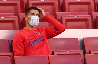 Luis Suárez, ya en el Atlético de Madrid, mira el partido de su equipo el pasado domingo en el Wanda Metropolitano.