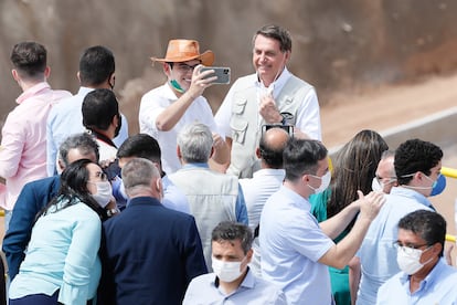 Jair Bolsonaro posa próximo a parlamentares cearenses durante inauguração de trecho da transposição do São Francisco no Estado.