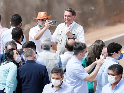 Jair Bolsonaro posa próximo a parlamentares cearenses durante inauguração de trecho da transposição do São Francisco no Estado.