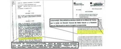 A la izquierda, el auto de la juez de Alcobendas que recoge que una propiedad privada no es equiparable en protección a un domicilio. A la derecha, la nota interna de la Jefatura del Cuerpo de Agentes Forestales en la que les obliga a pedir autorización judicial para entrar en un monte privado a través de la consejería.