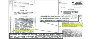 A la izquierda, el auto de la juez de Alcobendas  que recoge que una propiedad privada no es equiparable en protección a un domicilio. A la derecha, la nota interna de la Jefatura del Cuerpo de Agentes Forestales en la que les obliga a pedir autorización judicial para entrar en un monte privado a través de la consejería.