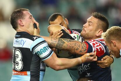 Un lance del juego entre jugadores de los gallos de Sydney y los tiburones de Cronulla en Sydney, Australia.