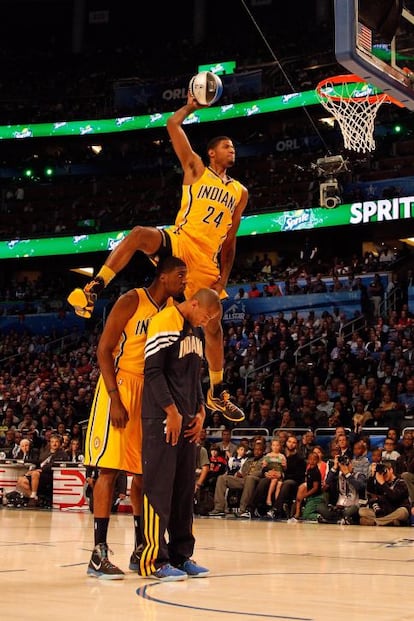 Paul George, de los Pacers, salta por encima de sus compañeros Hibbert y Jones.