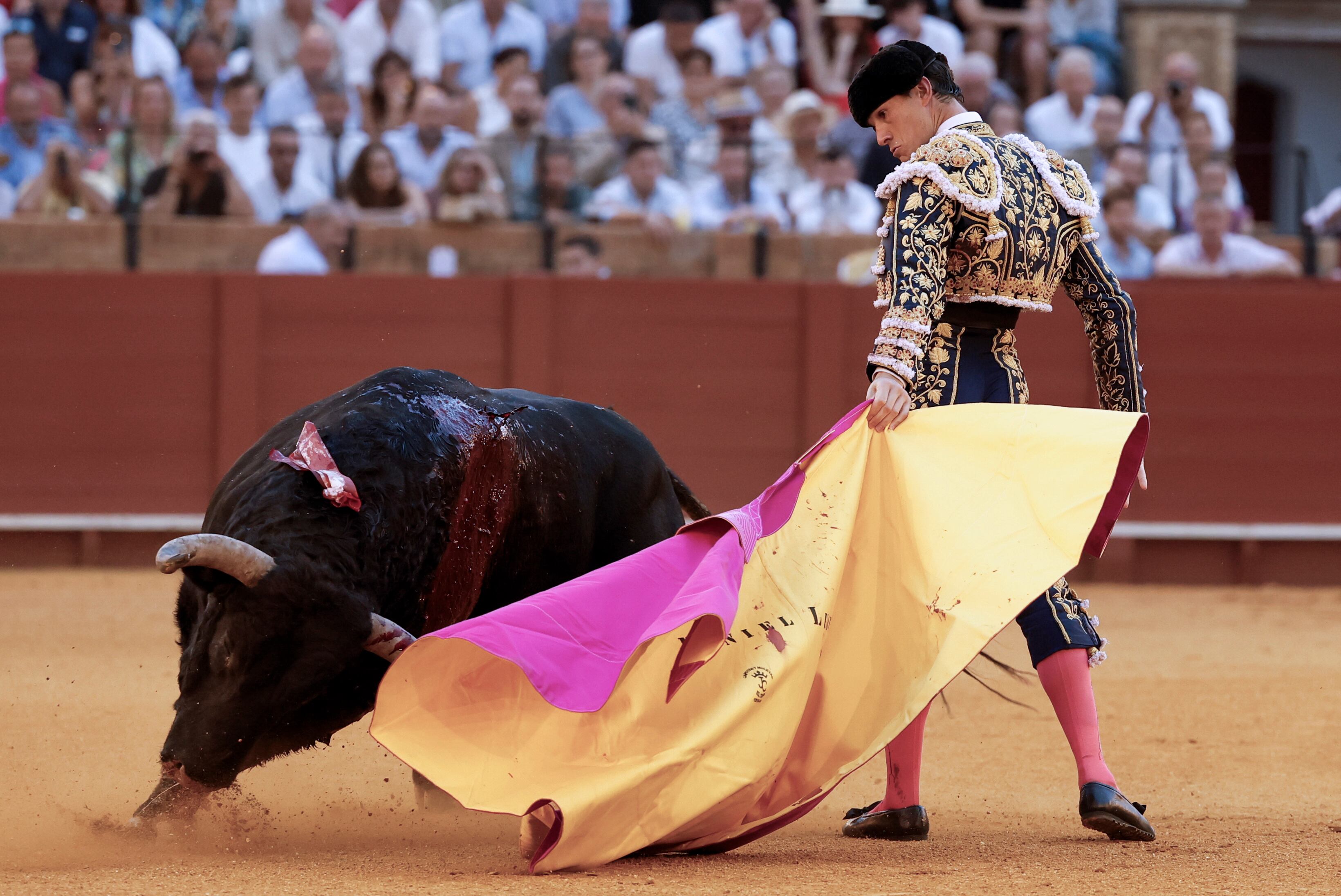 Daniel Luque, en un remate con el capote en su primer toro.