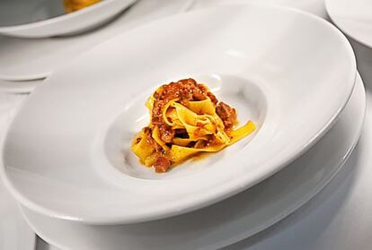 Plato de ‘tagliatelle’ al ragú. La pasta está preparada con mucha yema y cocida en caldo, y la carne picada a mano.