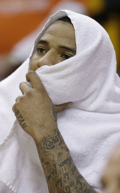 Kenyon Martin,m de los Knicks, se tapa con una toalla durante el partido ante Indiana