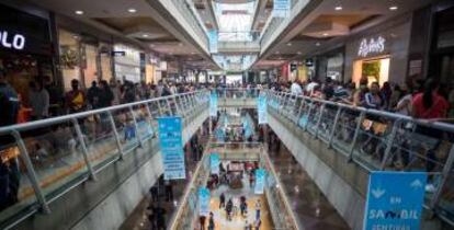 Personas visitan un centro comercial.