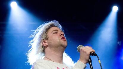Adicto a las rayas y las gafas cutres: así es el regreso de Ariel Pink