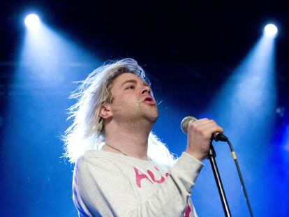 Adicto a las rayas y las gafas cutres: así es el regreso de Ariel Pink