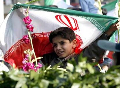 Un niño sostiene una bandera iraní en la plaza Engelab de Teherán durante la celebración ayer del día de la República Islámica.