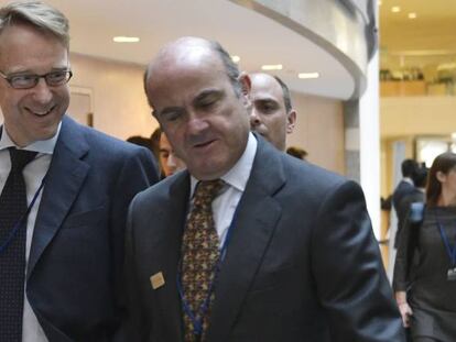 Jens Weidmann, izquierda, presidente del Bundensbank camina junto al ministro espa&ntilde;ol Luis de Guindos durante la pasada reuni&oacute;n del G20 en Washington. 
 