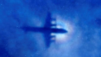 Un avi&oacute;n de la Fuerza A&eacute;rea de Nueva Zelanda busca restos del MH370 en marzo pasado.