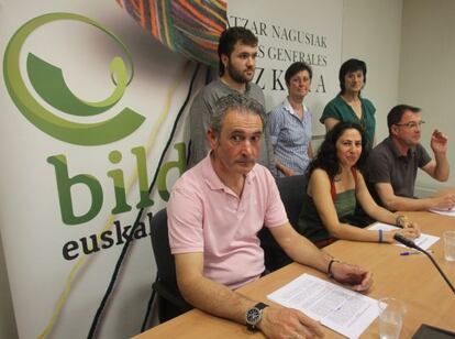 Los alcaldes de Bildu junto a Joseba Geruzaga, sentado al fondo a la derecha.