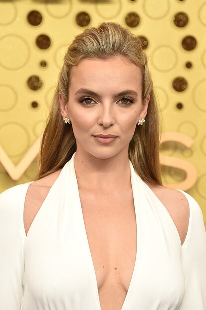 El personaje televisivo de Jodie Comer tiene el mejor armario de la televisión. Semirecogido y pendientes discretos en el look de la intérprete.