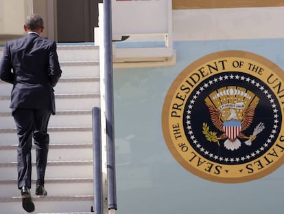 El presidente de EEUU, Barack Obama, sube al Air Force One en la base a&eacute;rea de Torrej&oacute;n de Ardoz (Madrid), para partir hacia la base naval de Rota