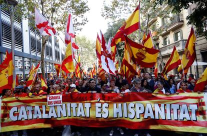 Pancarta bajo el lema "Cataluña es España" es portada por manifestantes.