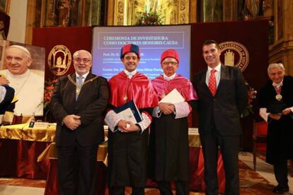 A la izquierda, el presidente de la UCAM, José Luis Mendoza Pérez; a su lado Calvo-Guirado; y posando a la derecha con corbata de lunares, Gerardo Gómez Moreno, en un evento universitario.