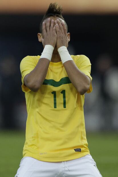 Neymar se lamenta tras la eliminación de Brasil ante Paraguay.