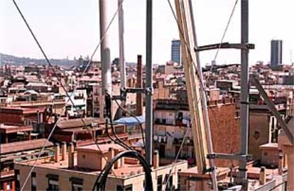 Una antena de telefonía móvil domina una vista de Barcelona desde el barrio de Grácia.