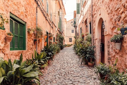 Spanish villa es otro de los colores de la pantonera y tiene origen en los pueblecitos de España del estilo al de la imagen (Valldemosa, Mallorca).