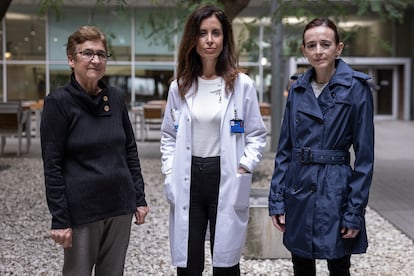 Belén Goméz, la paciente (derecha) y su madre, Mari Carmen Conde (izquierda), junto a la neurocirujana que la operó, Gloria Villalba, en el Hospital del Mar de Barcelona. 