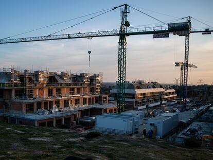 Promoción de viviendas en construcción en Boadilla del Monte (Madrid).