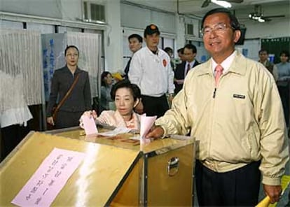El presidente Chen Shui Bian deposita su voto en Taipei acompañado de su esposa Wu Shu Chen.