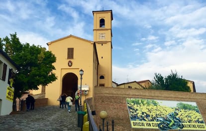 El centro de Tavullia, la iglesia y, a la izquierda, el club de fans.