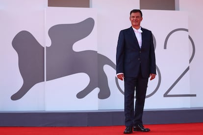 El director François Ozon posa en la alfombra roja para la proyección de su película 'El extranjero', en competición, en el 82º Festival de Cine de Venecia, el 2 de septiembre de 2025.