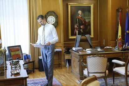 El rey Felipe VI trabajando en su despacho, que forma parte de una colección de imágenes inéditas difundidas por la Zarzuela con motivo del primer año de su reinado.