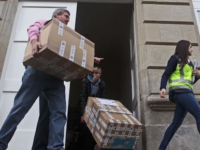 Agentes requisan expedientes de obras en la Diputación de Pontevedra al inicio de la Operación Patos.