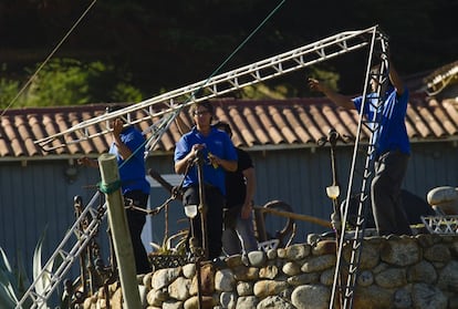 Personal del servicio m&eacute;dico legal y polic&iacute;as preparaban este domingo 7 de abril el entorno para realizar la exhumaci&oacute;n en Isla Negra (Chile). 
 