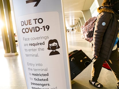 Un cartel recuerda la obligatoriedad de usar mascarilla en la zona de salidas del aeropuerto de LaGuardia (Nueva York), este miércoles.