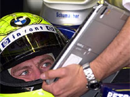 Ralf Schumacher contrasta con un mecánico datos telemétricos.
