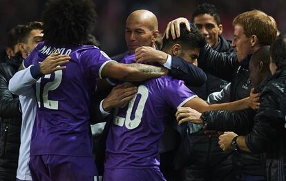 Los jugadores de Real Madrid celebran el gol con Zinedine Zidane