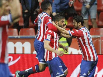 Guerrero, felicitado por sus compa&ntilde;eros tras marcar el tercer gol del Sporting.
 