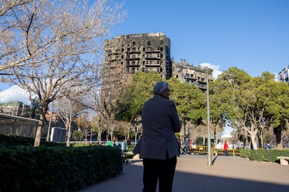 Un vecino espera el turno para ir a buscar las pertenencias el 27 de febrero, frente al edificio calcinado.