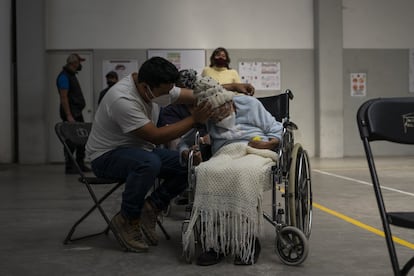 Las autoridades dieron prioridad de vacunación a las personas mayores y con movilidad limitada. En la imagen, un hombre consuela a su abuela tras ser vacunada en el Centro Cultural Las Américas.