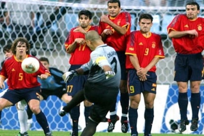 Chilavert lanza una falta duarnte el partido entre España y Portugal en el Mundial de Corea y Japón 2002.