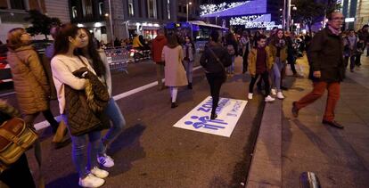 La zona peatonal habilitada en la madrile&ntilde;a Gran V&iacute;a durante uno de los recientes cortes al tr&aacute;fico.