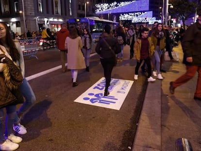 La zona peatonal habilitada en la madrile&ntilde;a Gran V&iacute;a durante uno de los recientes cortes al tr&aacute;fico.