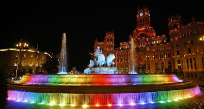 La fuente de la plaza de Cibeles en Marid durante las celebraciones del Orgullo Gay en 2015.