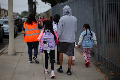 Profesores y voluntarios vigilan la presencia del ICE en la escuela primaria Ninety-Third Street, en Los Ángeles, California.