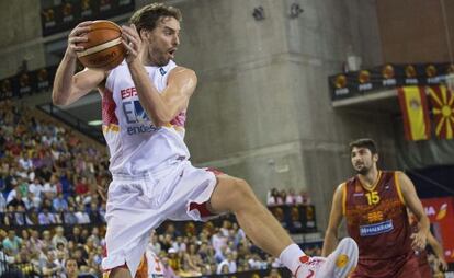 Gasol captura un rebote, el martes en Logroño.