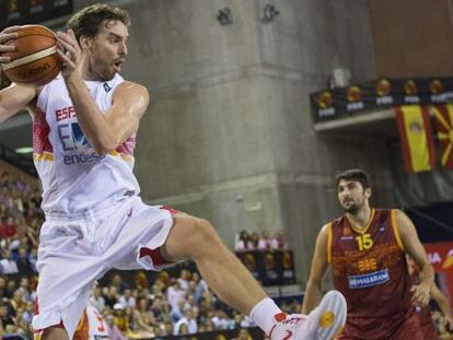 Gasol captura un rebote, el martes en Logro&ntilde;o.