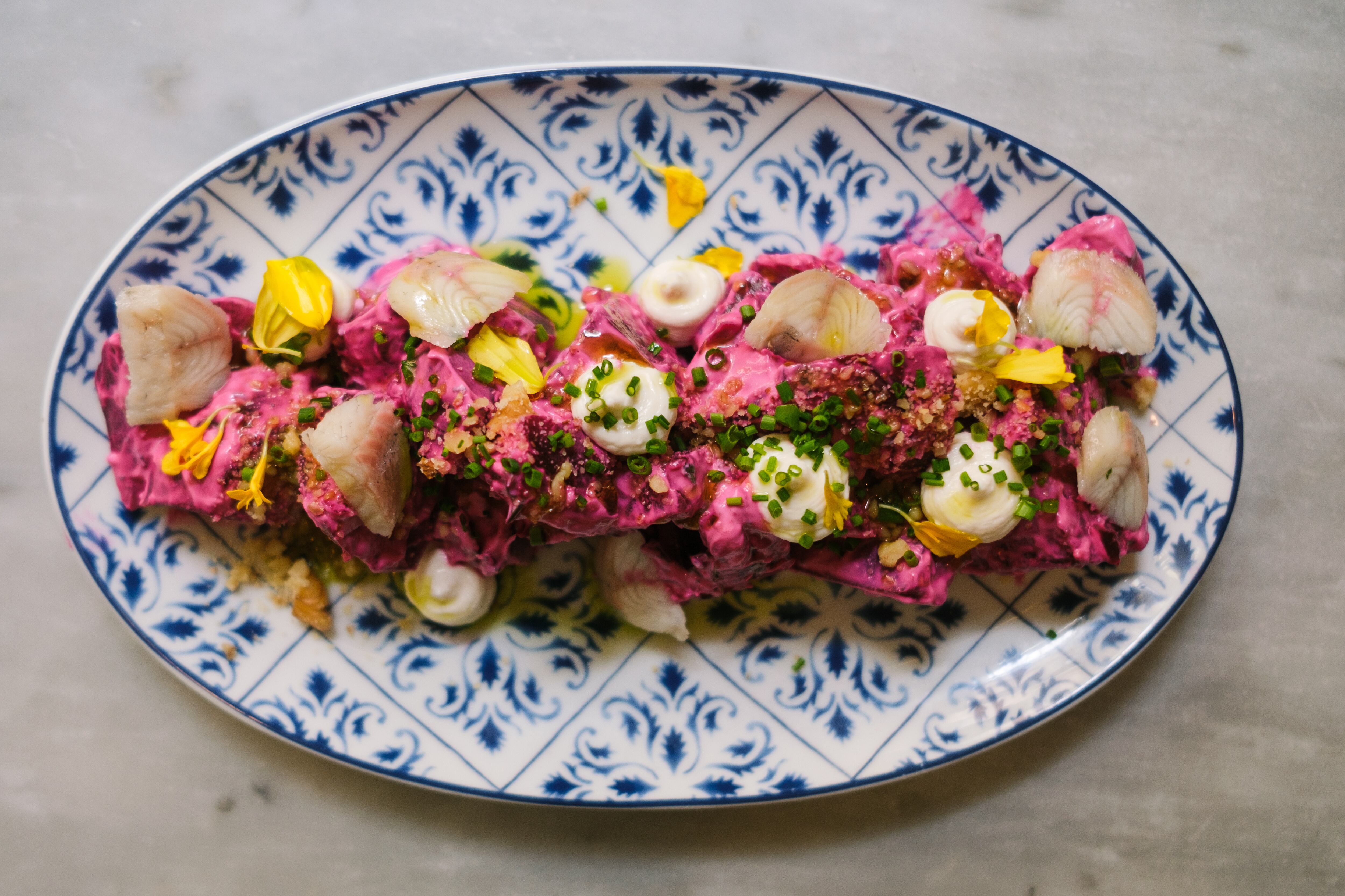 Ensalada de remolachas asadas, con emulsión de huevas de bacalao y anguila ahumada del Mula Bar