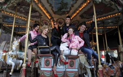 Los protagonistas de Grease subidos en un tiovivo de la calle Serrano de Madrid.
